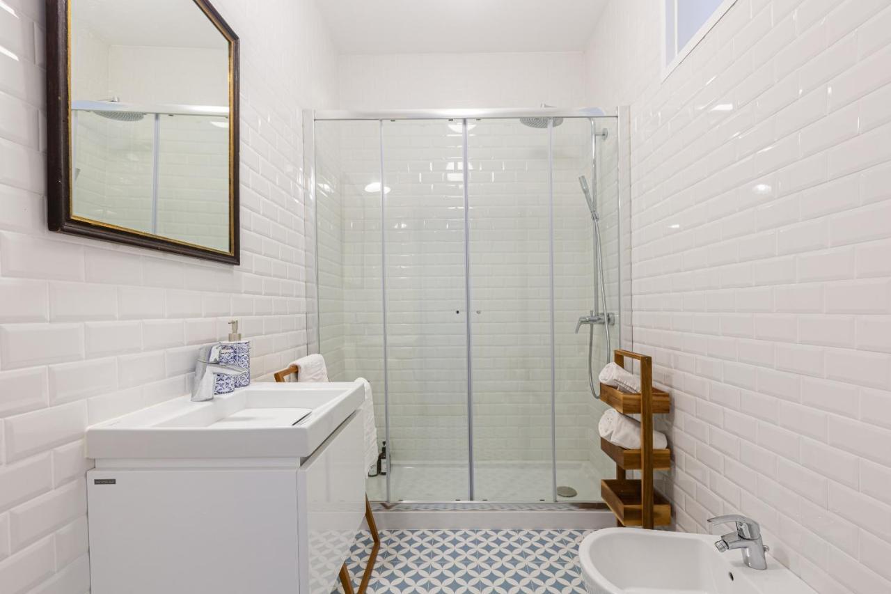 White & Blue Vintage Home In Graca Lisbona Esterno foto